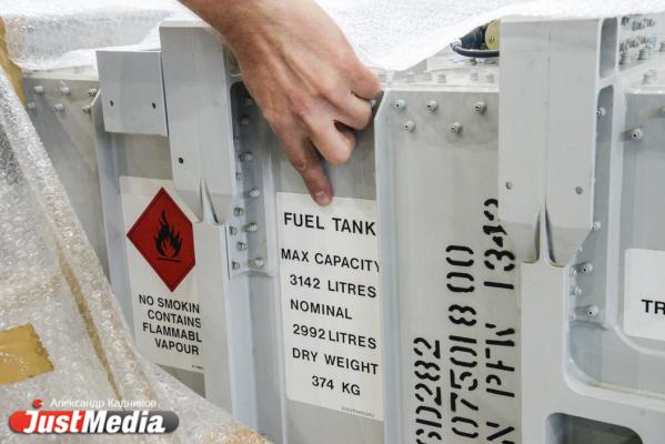  «При взлете и посадке колеса разогреваются до 600 градусов». JustMedia.ru побывал в ангаре для техобслуживания самолетов - Фото 42