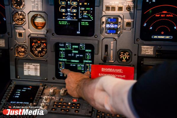  «При взлете и посадке колеса разогреваются до 600 градусов». JustMedia.ru побывал в ангаре для техобслуживания самолетов - Фото 48