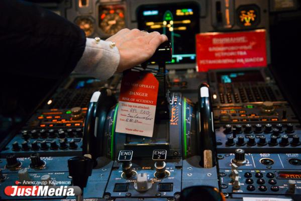  «При взлете и посадке колеса разогреваются до 600 градусов». JustMedia.ru побывал в ангаре для техобслуживания самолетов - Фото 49