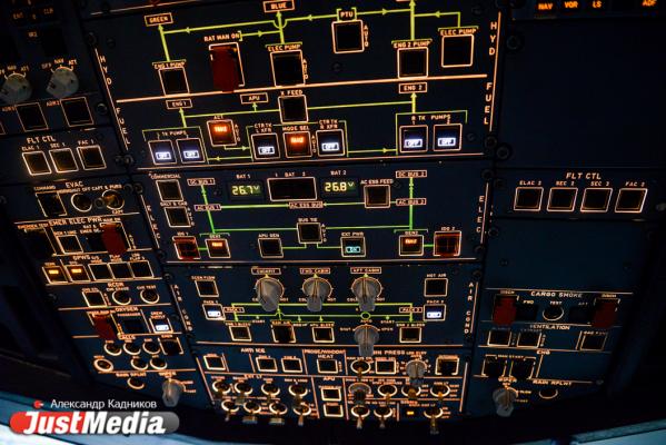 «При взлете и посадке колеса разогреваются до 600 градусов». JustMedia.ru побывал в ангаре для техобслуживания самолетов - Фото 50