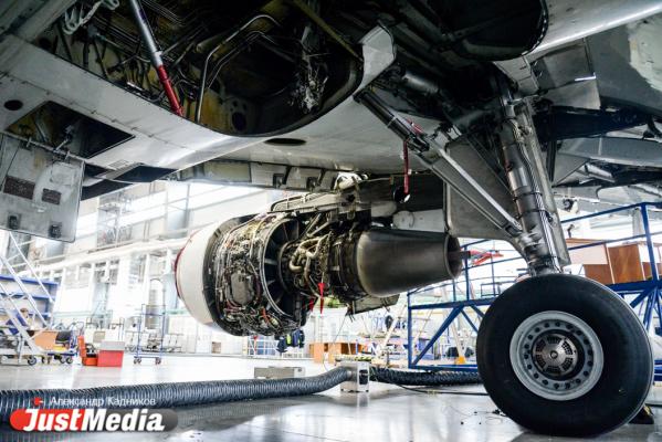  «При взлете и посадке колеса разогреваются до 600 градусов». JustMedia.ru побывал в ангаре для техобслуживания самолетов - Фото 51