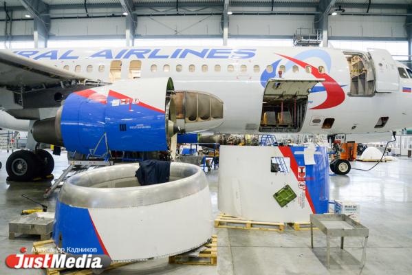  «При взлете и посадке колеса разогреваются до 600 градусов». JustMedia.ru побывал в ангаре для техобслуживания самолетов - Фото 52