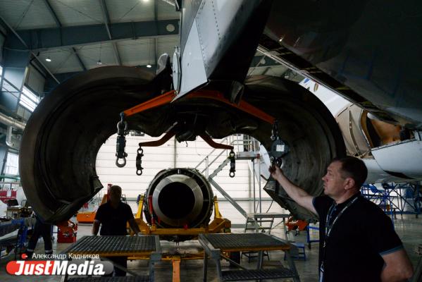  «При взлете и посадке колеса разогреваются до 600 градусов». JustMedia.ru побывал в ангаре для техобслуживания самолетов - Фото 6