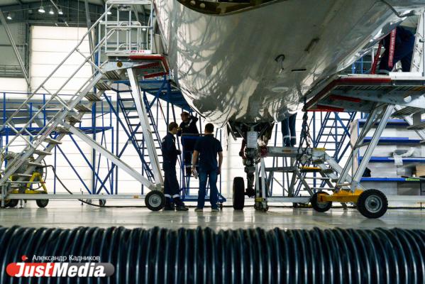  «При взлете и посадке колеса разогреваются до 600 градусов». JustMedia.ru побывал в ангаре для техобслуживания самолетов - Фото 8