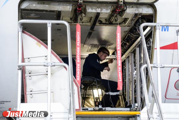  «При взлете и посадке колеса разогреваются до 600 градусов». JustMedia.ru побывал в ангаре для техобслуживания самолетов - Фото 10