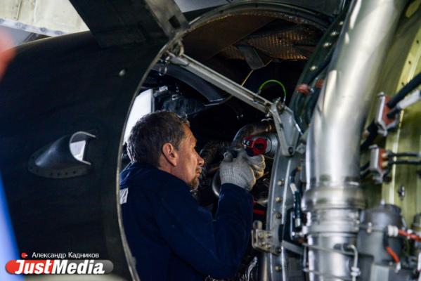  «При взлете и посадке колеса разогреваются до 600 градусов». JustMedia.ru побывал в ангаре для техобслуживания самолетов - Фото 12