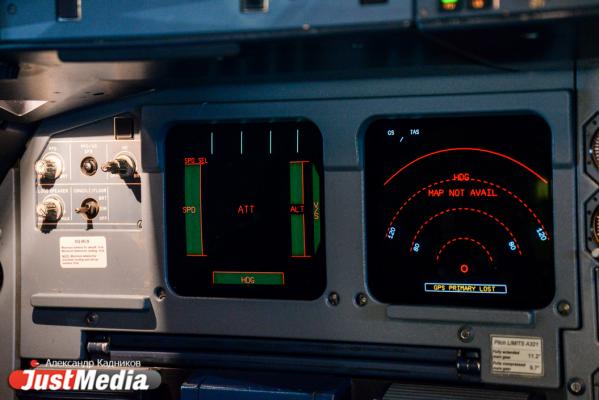  «При взлете и посадке колеса разогреваются до 600 градусов». JustMedia.ru побывал в ангаре для техобслуживания самолетов - Фото 13