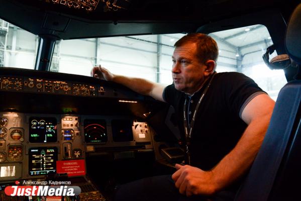  «При взлете и посадке колеса разогреваются до 600 градусов». JustMedia.ru побывал в ангаре для техобслуживания самолетов - Фото 14