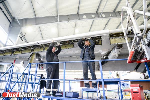  «При взлете и посадке колеса разогреваются до 600 градусов». JustMedia.ru побывал в ангаре для техобслуживания самолетов - Фото 15