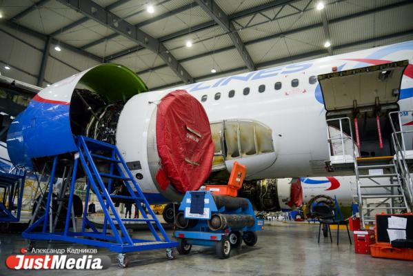  «При взлете и посадке колеса разогреваются до 600 градусов». JustMedia.ru побывал в ангаре для техобслуживания самолетов - Фото 16