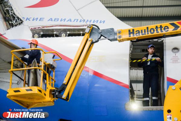  «При взлете и посадке колеса разогреваются до 600 градусов». JustMedia.ru побывал в ангаре для техобслуживания самолетов - Фото 17