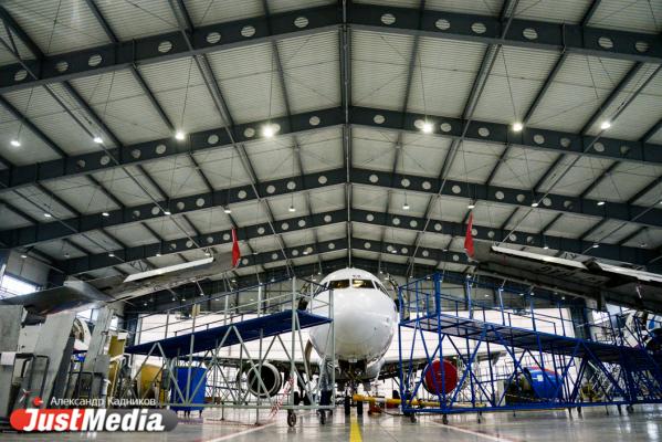  «При взлете и посадке колеса разогреваются до 600 градусов». JustMedia.ru побывал в ангаре для техобслуживания самолетов - Фото 23