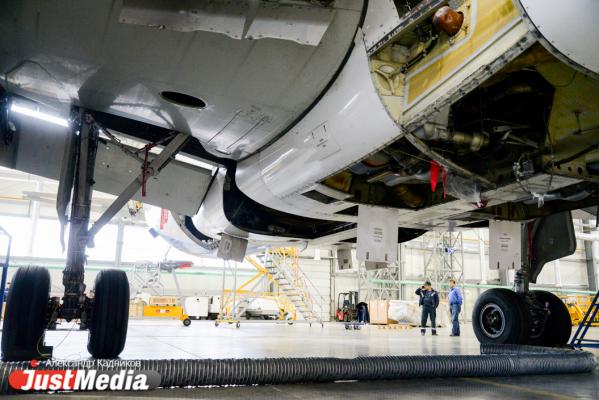  «При взлете и посадке колеса разогреваются до 600 градусов». JustMedia.ru побывал в ангаре для техобслуживания самолетов - Фото 24