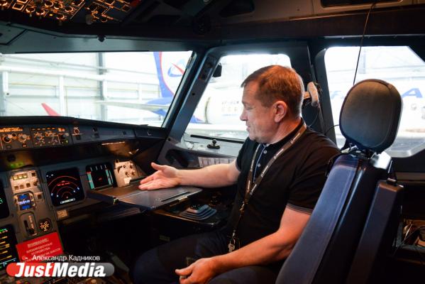  «При взлете и посадке колеса разогреваются до 600 градусов». JustMedia.ru побывал в ангаре для техобслуживания самолетов - Фото 26