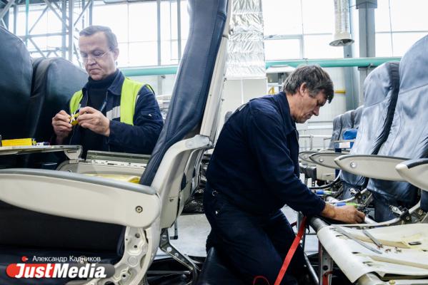  «При взлете и посадке колеса разогреваются до 600 градусов». JustMedia.ru побывал в ангаре для техобслуживания самолетов - Фото 31