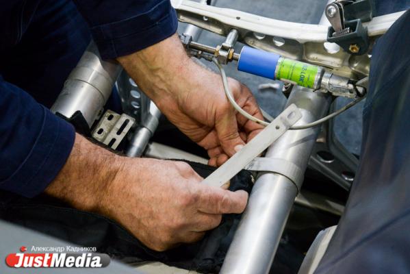  «При взлете и посадке колеса разогреваются до 600 градусов». JustMedia.ru побывал в ангаре для техобслуживания самолетов - Фото 32