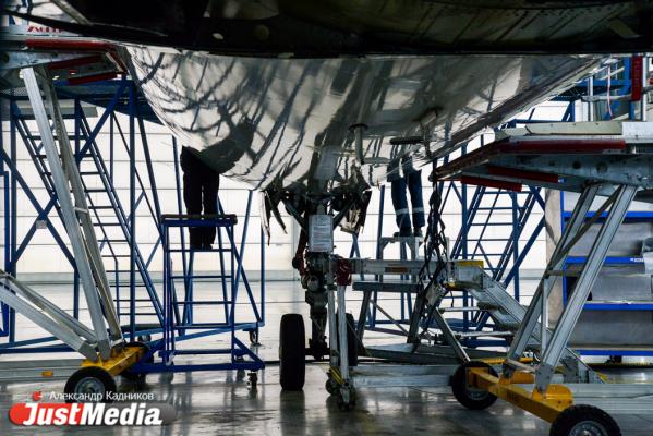  «При взлете и посадке колеса разогреваются до 600 градусов». JustMedia.ru побывал в ангаре для техобслуживания самолетов - Фото 29