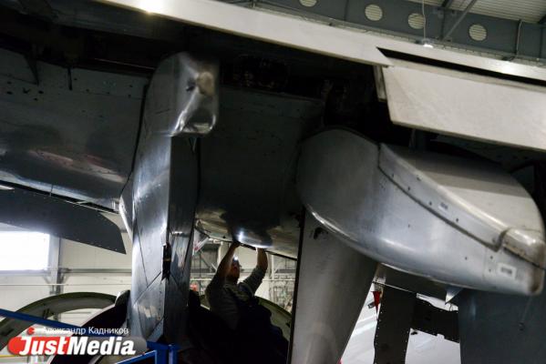  «При взлете и посадке колеса разогреваются до 600 градусов». JustMedia.ru побывал в ангаре для техобслуживания самолетов - Фото 30