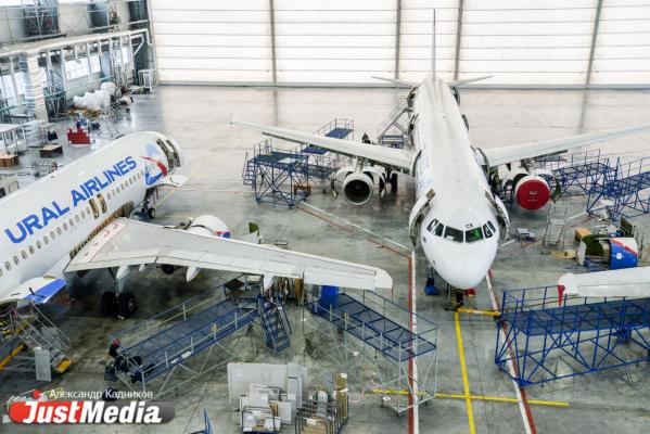  «При взлете и посадке колеса разогреваются до 600 градусов». JustMedia.ru побывал в ангаре для техобслуживания самолетов - Фото 33
