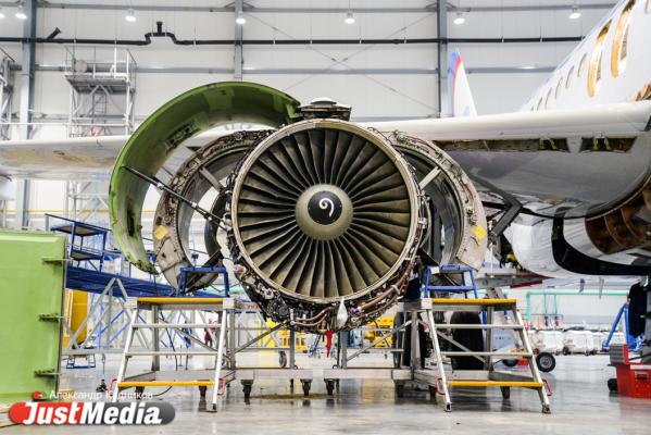  «При взлете и посадке колеса разогреваются до 600 градусов». JustMedia.ru побывал в ангаре для техобслуживания самолетов - Фото 34