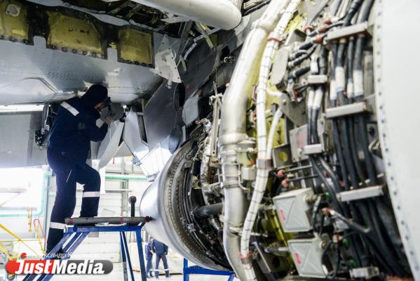  «При взлете и посадке колеса разогреваются до 600 градусов». JustMedia.ru побывал в ангаре для техобслуживания самолетов - Фото 35