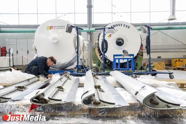  «При взлете и посадке колеса разогреваются до 600 градусов». JustMedia.ru побывал в ангаре для техобслуживания самолетов - Фото 36