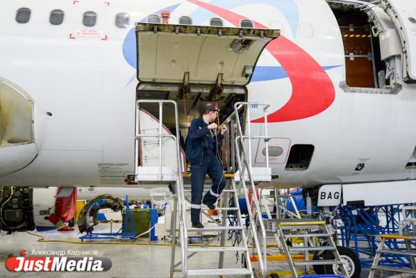  «При взлете и посадке колеса разогреваются до 600 градусов». JustMedia.ru побывал в ангаре для техобслуживания самолетов - Фото 37