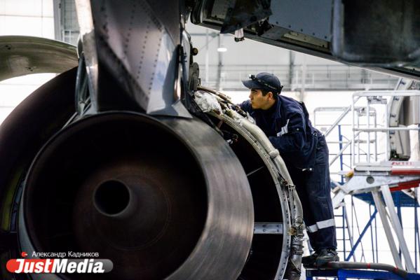  «При взлете и посадке колеса разогреваются до 600 градусов». JustMedia.ru побывал в ангаре для техобслуживания самолетов - Фото 39