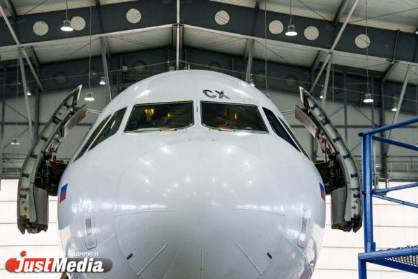  «При взлете и посадке колеса разогреваются до 600 градусов». JustMedia.ru побывал в ангаре для техобслуживания самолетов - Фото 40