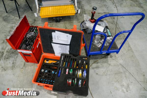  «При взлете и посадке колеса разогреваются до 600 градусов». JustMedia.ru побывал в ангаре для техобслуживания самолетов - Фото 9