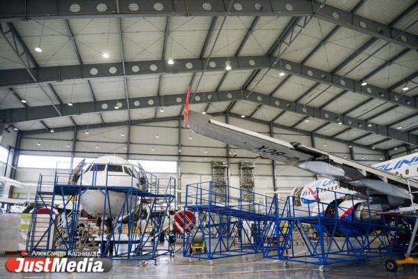  «При взлете и посадке колеса разогреваются до 600 градусов». JustMedia.ru побывал в ангаре для техобслуживания самолетов - Фото 54