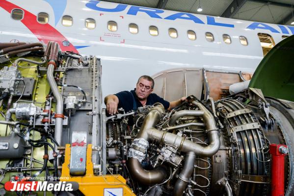  «При взлете и посадке колеса разогреваются до 600 градусов». JustMedia.ru побывал в ангаре для техобслуживания самолетов - Фото 55