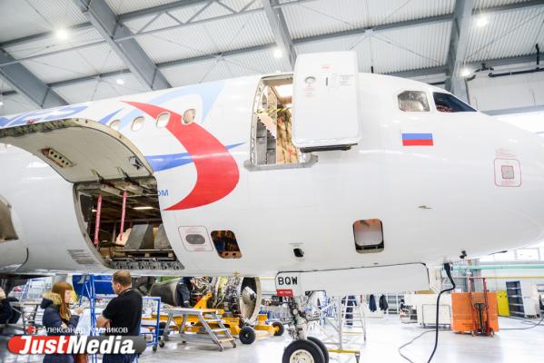  «При взлете и посадке колеса разогреваются до 600 градусов». JustMedia.ru побывал в ангаре для техобслуживания самолетов - Фото 56