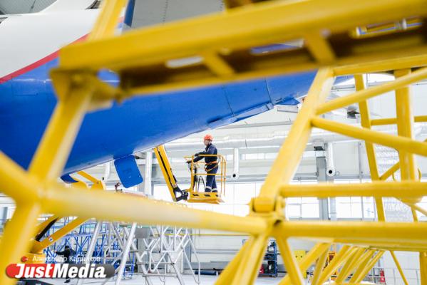  «При взлете и посадке колеса разогреваются до 600 градусов». JustMedia.ru побывал в ангаре для техобслуживания самолетов - Фото 57