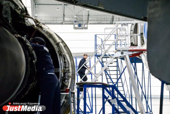  «При взлете и посадке колеса разогреваются до 600 градусов». JustMedia.ru побывал в ангаре для техобслуживания самолетов - Фото 58