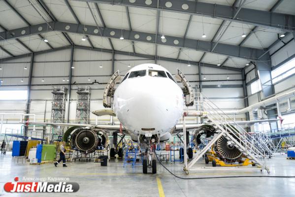  «При взлете и посадке колеса разогреваются до 600 градусов». JustMedia.ru побывал в ангаре для техобслуживания самолетов - Фото 60