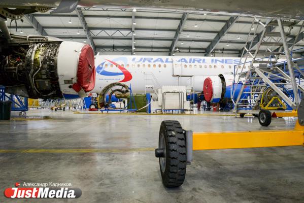  «При взлете и посадке колеса разогреваются до 600 градусов». JustMedia.ru побывал в ангаре для техобслуживания самолетов - Фото 63