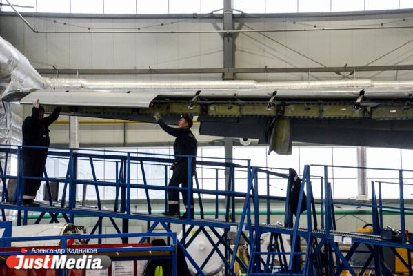  «При взлете и посадке колеса разогреваются до 600 градусов». JustMedia.ru побывал в ангаре для техобслуживания самолетов - Фото 64