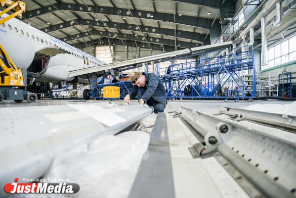  «При взлете и посадке колеса разогреваются до 600 градусов». JustMedia.ru побывал в ангаре для техобслуживания самолетов - Фото 65