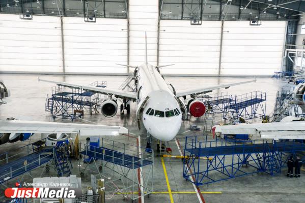  «При взлете и посадке колеса разогреваются до 600 градусов». JustMedia.ru побывал в ангаре для техобслуживания самолетов - Фото 66