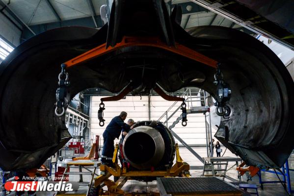  «При взлете и посадке колеса разогреваются до 600 градусов». JustMedia.ru побывал в ангаре для техобслуживания самолетов - Фото 44