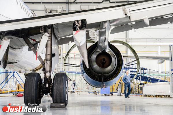 «При взлете и посадке колеса разогреваются до 600 градусов». JustMedia.ru побывал в ангаре для техобслуживания самолетов - Фото 21