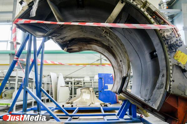  «При взлете и посадке колеса разогреваются до 600 градусов». JustMedia.ru побывал в ангаре для техобслуживания самолетов - Фото 22
