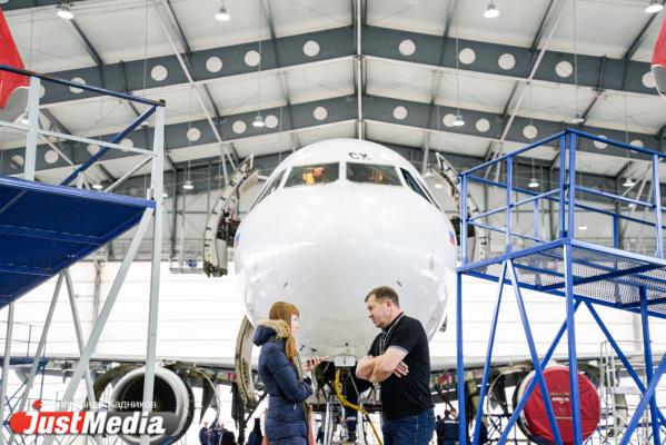  «При взлете и посадке колеса разогреваются до 600 градусов». JustMedia.ru побывал в ангаре для техобслуживания самолетов - Фото 27