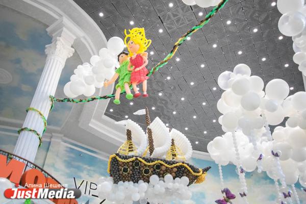 В центе Екатеринбурга появилась инсталляция-сказка о Питере Пэне из ста тысяч воздушных шаров - Фото 3