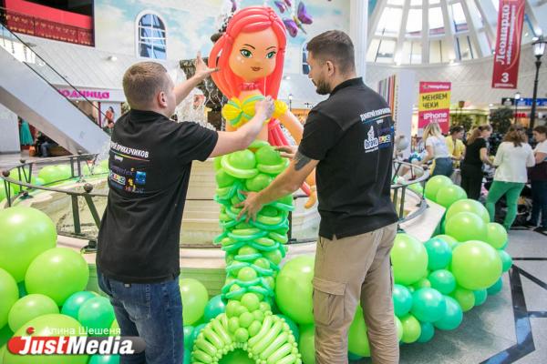В центе Екатеринбурга появилась инсталляция-сказка о Питере Пэне из ста тысяч воздушных шаров - Фото 7