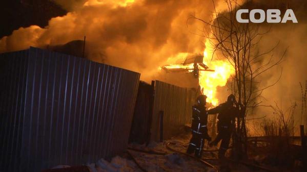В Екатеринбурге сгорел двухэтажный дом. Хозяйка успела выбраться из дома, а ее муж нет - Фото 3