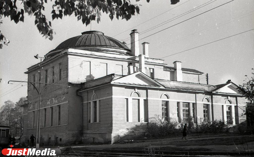 Верх исетский районный екатеринбурга. Госпиталь верх-Исетского завода Екатеринбург. Здание верх Исетского завода Екатеринбург. Здание верхсецкого завода Екатеринбург. Старый верх Исетский завод.