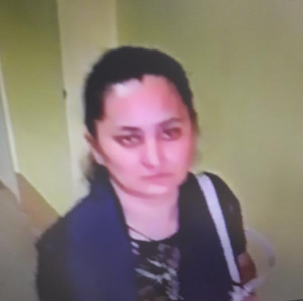 В Нижнем Тагиле разыскивают мошенницу-цыганку, которая загипнотизировала медсестру в больницe и лишила ее золотых украшений - Фото 2