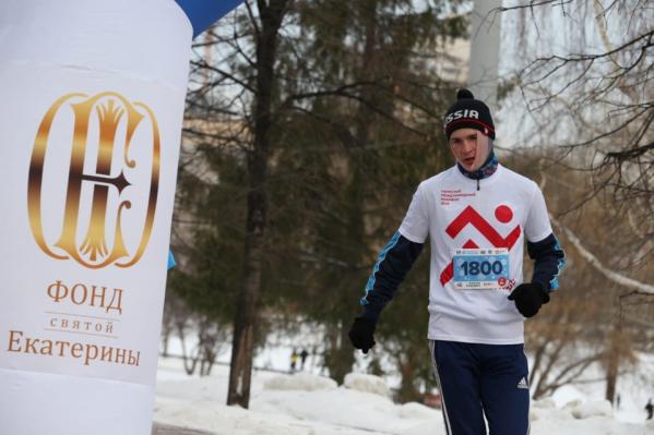 «Скучновато просто бегать в парке». Викинги, кенгуру, Деды морозы и мужчины с голыми торсами «оккупировали» центр Екатеринбурга - Фото 2